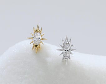 Sehr kleine Marquise Cubic Zircon Starburst Piercing Ohrringe in Sterling Silber von TinyRadiant