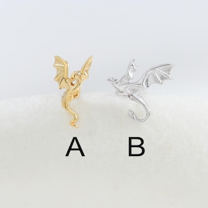 Piercing de cartilagem com rosca interna e design de dragão voador assimétrico em prata de lei.