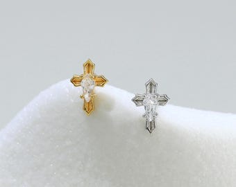 Zierliche Gothic Kreuz Knorpel Ohrstecker Pear Cut CZ Kreuz Ohrringe in Sterling Silber Von TinyRadiant
