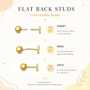 Op de afbeelding: Een instructieve afbeelding getiteld FLAT BACK STUDS TIGHTENING GUIDE. Het toont drie stappen: Step 01 Insert met een gouden bolvormige oorbel en platte achterkant, Step 02 Bend met de pin in een hoek, en Step 03 Lock met de pin volledig ingebracht.