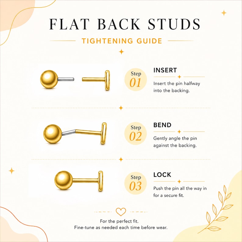 Op de afbeelding: Een instructieve afbeelding getiteld FLAT BACK STUDS TIGHTENING GUIDE. Het toont drie stappen: Step 01 Insert met een gouden bolvormige oorbel en platte achterkant, Step 02 Bend met de pin in een hoek, en Step 03 Lock met de pin volledig ingebracht.