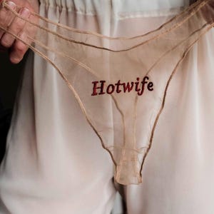 Transparenta broderade stringtrosor i illusionsnät, personlig text för het kvinna, minimalistiska, transparenta, anpassade underkläder