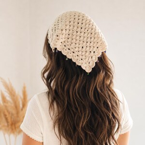 Handvirkad bandana i ecru bomull för kvinnor – Vintage boho knythalsduk – Trendig håraccessoar