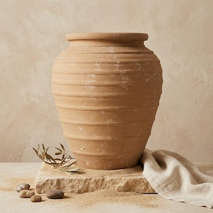 Jarrón de terracota de estilo orgánico, maceta rústica de arcilla hecha a mano, decoración de jardín mediterráneo, maceta de arcilla, regalo único para el hogar - 46 cm