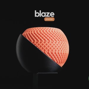 Può includere: Un vaso sferico con una sezione superiore testurizzata color corallo con motivo a zigzag e una base inferiore nera opaca liscia. Il testo "blaze planter" appare sopra l'oggetto e un logo "h3liø design" è visibile nell'angolo in basso.