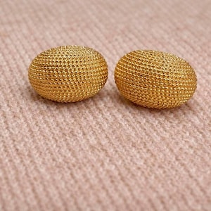 Pendientes de clip Sarah Coventry Vintage / con botón abovedado dorado / Estilo malla texturizada de mediados de siglo (años 60)