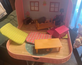 Vintage miniatuur pluche dierenpoppenhuisspeelset – kleine figuren, meubels, accessoires, roze koffer