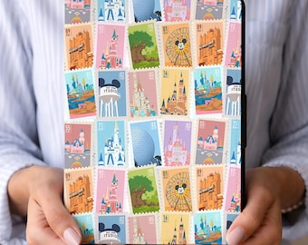 Disney Parks Stamp Art Collage Kindle-hoesje voor Paperwhite 1/2/3/4, Kindle 2022, Kindle 11th/12th, Kindle Colorsoft-hoesje met draagriem