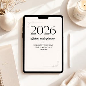 Könnte beinhalten: Ein digitales Tablet mit einem 2026-Studienplaner mit dem Text "efficient study planner" und "designed to improve learning, focus & memory". Das Tablet liegt auf einer weißen Oberfläche mit einem weißen Stift, einer Kerze und einem Notizbuch.