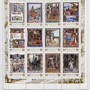 Puede incluir: Una hoja de sellos postales con ilustraciones de cuentos populares rusos de I. Ya. Bilibin. Los sellos representan escenas con figuras con vestimenta tradicional, con texto en ruso.