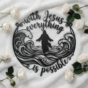 Könnte beinhalten: Ein kreisförmiges Wandkunstobjekt aus schwarzem Metall mit der Silhouette einer Figur auf stilisierten Wellen. Der Text "with Jesus everything is possible" ist in das Design integriert, umgeben von mehreren weißen Rosen mit grünen Blättern.