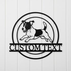 Könnte beinhalten: Schwarzes Metallschild mit einem Jack Russell Terrier Hund in Laufpose, gesetzt in einem kreisförmigen Rahmen. Das Schild enthält den Text "CUSTOM TEXT" unter dem Hund, ideal für personalisierte Heimdekoration.