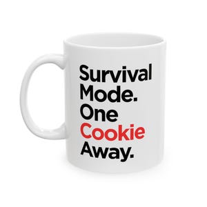 Könnte beinhalten: Rustikales Holzschild mit dem Text "Welcome to our home" in weißer Schrift. Das Schild hat eine Used-Optik und ein schlichtes, einladendes Design, ideal für die Eingangsbereichsdekoration.