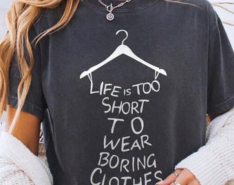 Camiseta "La vida es demasiado corta y aburrida", camiseta de moda para amantes de la moda, sudadera con capucha estilo boutique.