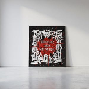 Puede incluir: Impresión artística enmarcada con las palabras "DISCIPLINE OVER MOTIVATION" en blanco sobre un diseño de salpicaduras rojas. La obra de arte está rodeada de fragmentos de texto blancos sobre un fondo negro. El marco es negro.