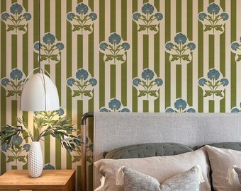 Opvallend kobaltblauw behang met bloemenprint en Kellygroene strepen voor een eclectische cottagecore-stijl in Franse landelijke stijl.