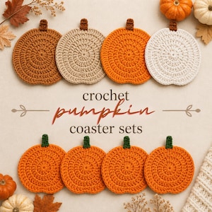Puede incluir: Un conjunto de ocho posavasos de ganchillo circulares con forma de calabaza, que presentan hilos de colores marrón, beige, naranja y blanco con pequeños tallos verdes o marrones. El texto crochet pumpkin coaster sets está centrado entre las dos filas.