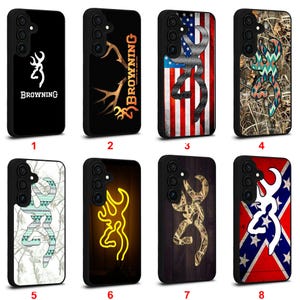 Puede incluir: Una colección de ocho fundas negras para teléfono con el logotipo de Browning y varios diseños. Los diseños incluyen el logotipo en blanco, un gráfico de cuernos de ciervo, la bandera estadounidense, patrones de camuflaje y un logotipo amarillo neón.