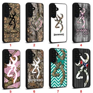 Puede incluir: Una colección de ocho fundas para teléfonos con varios diseños. Las fundas presentan el logotipo de Browning, patrones de camuflaje y otros gráficos. Algunas fundas tienen la palabra "Browning" impresa. Las fundas son negras con una protuberancia negra para la cámara.