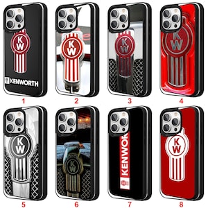 Pode incluir: Oito capas para smartphone com a marca de camiões Kenworth. Os designs incluem o logótipo KW, grelhas de radiador de camião e o nome Kenworth. Cada capa tem uma moldura preta e um recorte para a câmara, numeradas de um a oito.