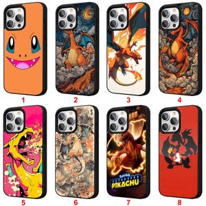 Puede incluir: Una colección de ocho fundas para teléfono con diseños de Pokémon. Las fundas presentan personajes como Charmander, Charizard y Pikachu en colores vibrantes y estilos artísticos. Cada funda tiene un borde negro y un recorte para la cámara.