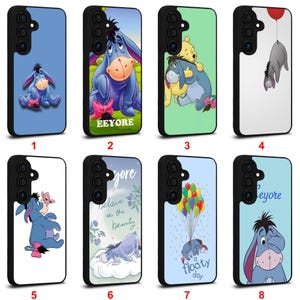 Puede incluir: Ocho fundas para teléfono con Eeyore de Winnie the Pooh. Cada funda presenta un diseño diferente, con Eeyore en varias poses o con otros personajes. Las fundas son de varios colores, incluyendo azul, verde y blanco.