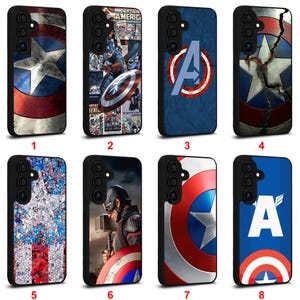Puede incluir: Ocho fundas para teléfono con diseños del Capitán América. Las fundas muestran el escudo, la estrella y otros gráficos en rojo, blanco, azul y negro. Cada funda tiene un borde negro y un recorte para la cámara.