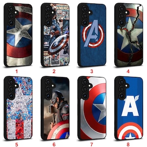 Puede incluir: Ocho fundas para teléfono con diseños del Capitán América. Las fundas muestran el escudo, la estrella y otros gráficos en rojo, blanco, azul y negro. Cada funda tiene un borde negro y un recorte para la cámara.