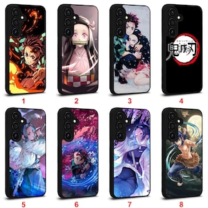 以下が含まれることがあります： それぞれ異なるアニメキャラクターのデザインが施された、8つの黒い携帯電話ケースのコレクション。ケースには、炎、花の背景、キャラクターの肖像画など、さまざまなキャラクターやシーンの鮮やかなイラストが描かれています。