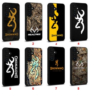 Puede incluir: Colección de ocho fundas negras para teléfonos con varios diseños. Las fundas presentan el logotipo de Browning, patrones de camuflaje Realtree y una combinación de colores amarillo y negro. Algunas fundas tienen el logotipo de Browning en dorado o blanco.