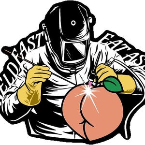 K&ouml;nnte beinhalten: Schwarz-wei&szlig;e Grafik eines Schwei&szlig;ers mit Helm und Schutzkleidung, der einen Pfirsich schwei&szlig;t. Der Text "WELD FAST EAT ASS" ist in einer geschwungenen Schrift um den Schwei&szlig;er herum.