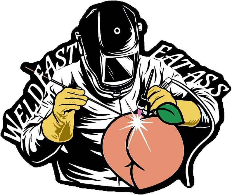 K&ouml;nnte beinhalten: Schwarz-wei&szlig;e Grafik eines Schwei&szlig;ers mit Helm und Schutzkleidung, der einen Pfirsich schwei&szlig;t. Der Text "WELD FAST EAT ASS" ist in einer geschwungenen Schrift um den Schwei&szlig;er herum.