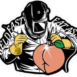 K&ouml;nnte beinhalten: Ein Aufkleber mit einem Schwei&szlig;er in Helm und Schutzkleidung, der einen Pfirsich schwei&szlig;t. Der Pfirsich ist hellorange mit einem gr&uuml;nen Blatt. Der Text "WELD FAST EAT ASS" ist in Schwarz und Wei&szlig; um den Schwei&szlig;er herum.