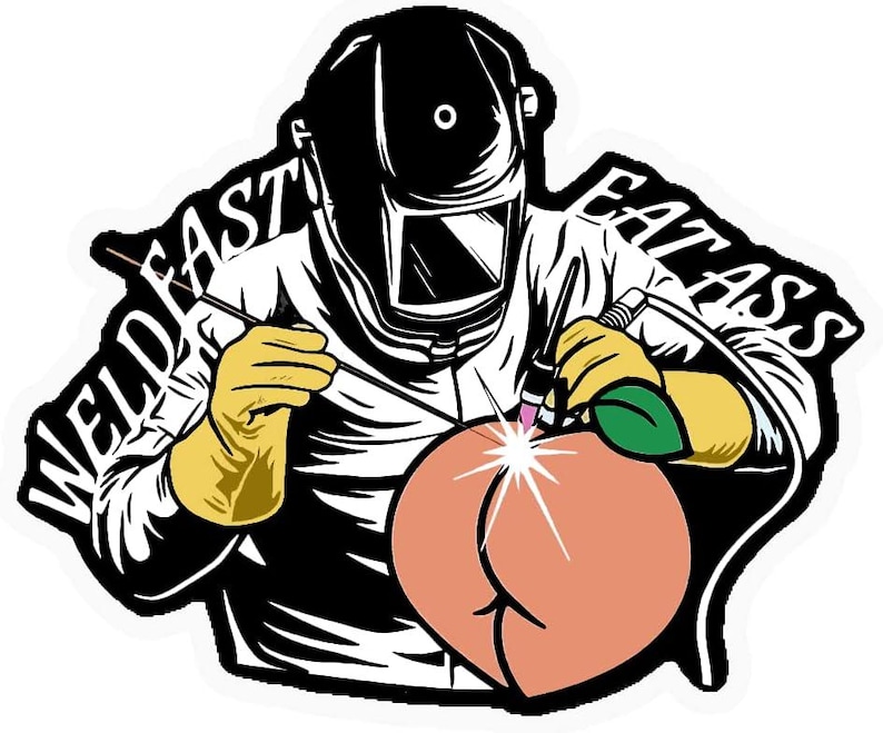 K&ouml;nnte beinhalten: Ein Aufkleber mit einem Schwei&szlig;er in Helm und Schutzkleidung, der einen Pfirsich schwei&szlig;t. Der Pfirsich ist hellorange mit einem gr&uuml;nen Blatt. Der Text "WELD FAST EAT ASS" ist in Schwarz und Wei&szlig; um den Schwei&szlig;er herum.