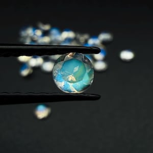 Puede incluir: Un juego de tres tazas de cerámica con un acabado mate moteado. Las tazas son de color crema, gris claro y gris oscuro. Cada taza tiene un diseño simple y minimalista.