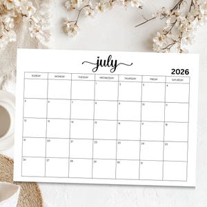 Può includere: Calendario di carta bianco per luglio 2026, dal design minimalista. La parola «luglio» è scritta in corsivo in alto, con l'anno 2026 a destra. I giorni della settimana sono elencati in alto, con date numerate.