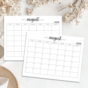 Può includere: Due calendari bianchi di agosto 2026 con un semplice layout a griglia. La parola "agosto" è scritta in corsivo. I calendari sono su una superficie bianca con accenti floreali.