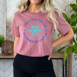 Camiseta divertida de Disney para mujer, Camiseta "El frío nunca me molestó", Camiseta de Frozen de Disney, Camiseta inspirada en Disney, Camiseta adorable del Reino Mágico imagen 2