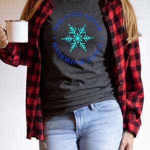 Camiseta divertida de Disney para mujer, Camiseta "El frío nunca me molestó", Camiseta de Frozen de Disney, Camiseta inspirada en Disney, Camiseta adorable del Reino Mágico imagen 3