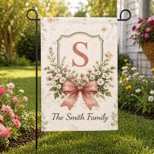 Bandera de jardín personalizada con nombre familiar, bandera floral con inicial personalizada, decoración de jardín estilo cottagecore rosa.