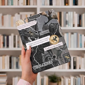 Op de afbeelding: Een zwart-witte tablethoes met een draakthema. Het ontwerp bevat een drakenillustratie, het woord "Dragons" en de tekst "Violence". De hoes heeft een collage-ontwerp met verschillende citaten en afbeeldingen.