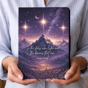 Può includere: Una tazza di ceramica bianca con manico nero e la scritta "But First, Coffee" in nero, in grassetto. La tazza è su una superficie bianca.