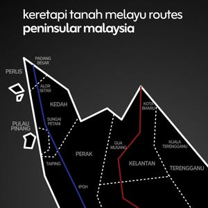 Może przedstawiać: Mapa Półwyspu Malajskiego z trasami kolejowymi, oznaczona w języku malajskim. Mapa zawiera niebieskie, czerwone i żółte linie wskazujące trasy kolejowe, z nazwami miast i stanów w białym tekście na czarnym tle.