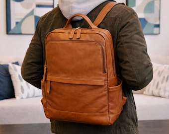 Mochila minimalista de couro para laptop, marrom, ideal para trabalho e deslocamento diário, perfeita para viagens a negócios.