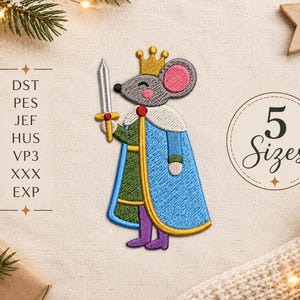 Puede incluir: Un parche bordado que muestra un ratón gris con una corona dorada, una capa azul y verde con cuello blanco, sosteniendo una espada plateada. El texto DST, PES, JEF, HUS, VP3, XXX, EXP y 5 Sizes es visible junto al personaje del ratón.