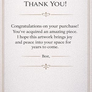 Op de afbeelding: Een cr&egrave;mekleurige kaart met de woorden "THANK YOU!" bovenaan. De kaart bevat een bericht waarin de koper wordt gefeliciteerd met zijn aankoop en hem vreugde wordt gewenst. Decoratieve krullen en een rand omlijsten de tekst.