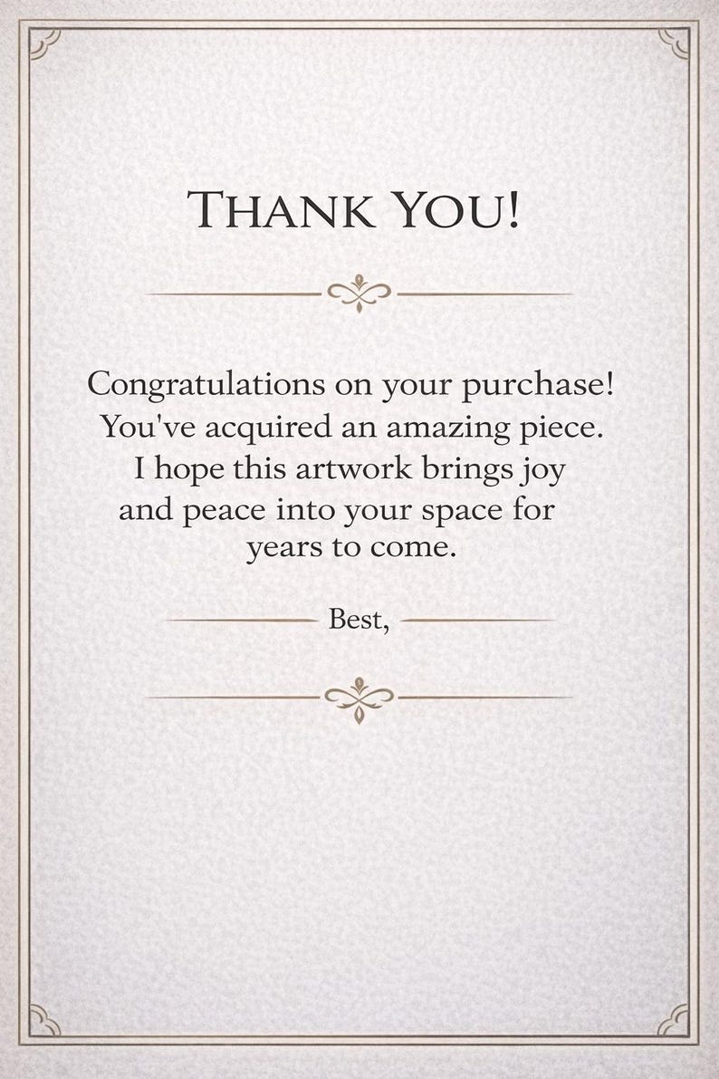 Op de afbeelding: Een cr&egrave;mekleurige kaart met de woorden "THANK YOU!" bovenaan. De kaart bevat een bericht waarin de koper wordt gefeliciteerd met zijn aankoop en hem vreugde wordt gewenst. Decoratieve krullen en een rand omlijsten de tekst.