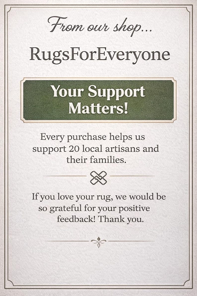 Op de afbeelding: Een cr&egrave;mekleurige afbeelding met de tekst "From our shop... RugsForEveryone". Een groene rechthoek zegt "Your Support Matters!". De tekst hieronder zegt dat elke aankoop 20 lokale ambachtslieden en hun families ondersteunt.