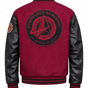 Puede incluir: Chaqueta universitaria burdeos de la Academia Starfleet con mangas de cuero negro. Cuenta con un gran emblema de Starfleet bordado en la espalda y un parche más pequeño en la manga izquierda. La chaqueta tiene ribetes a rayas negras y burdeos.