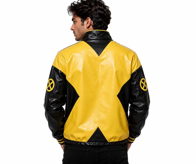 Puede incluir: Una chaqueta de cuero negra y amarilla con un gran dise&ntilde;o en forma de X amarilla en la espalda y parches circulares amarillos con el logo de una X en ambas mangas. La chaqueta tiene cuello alto, mangas largas con pu&ntilde;os acanalados.